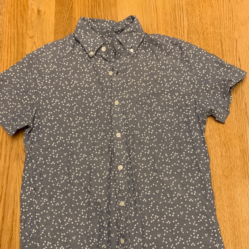 Short sleeved grey chambray shirt